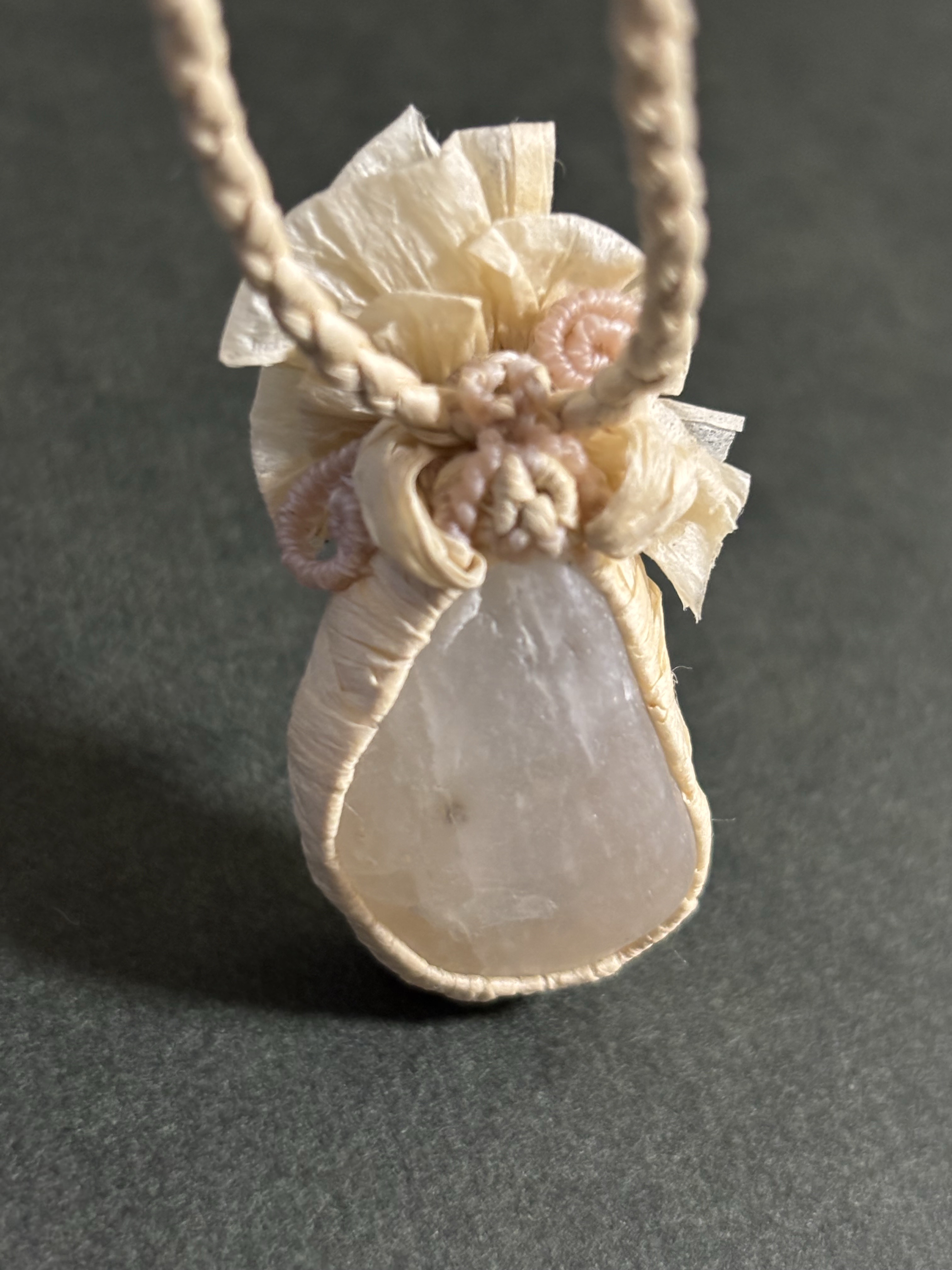 海の石と大麻のネックドレス