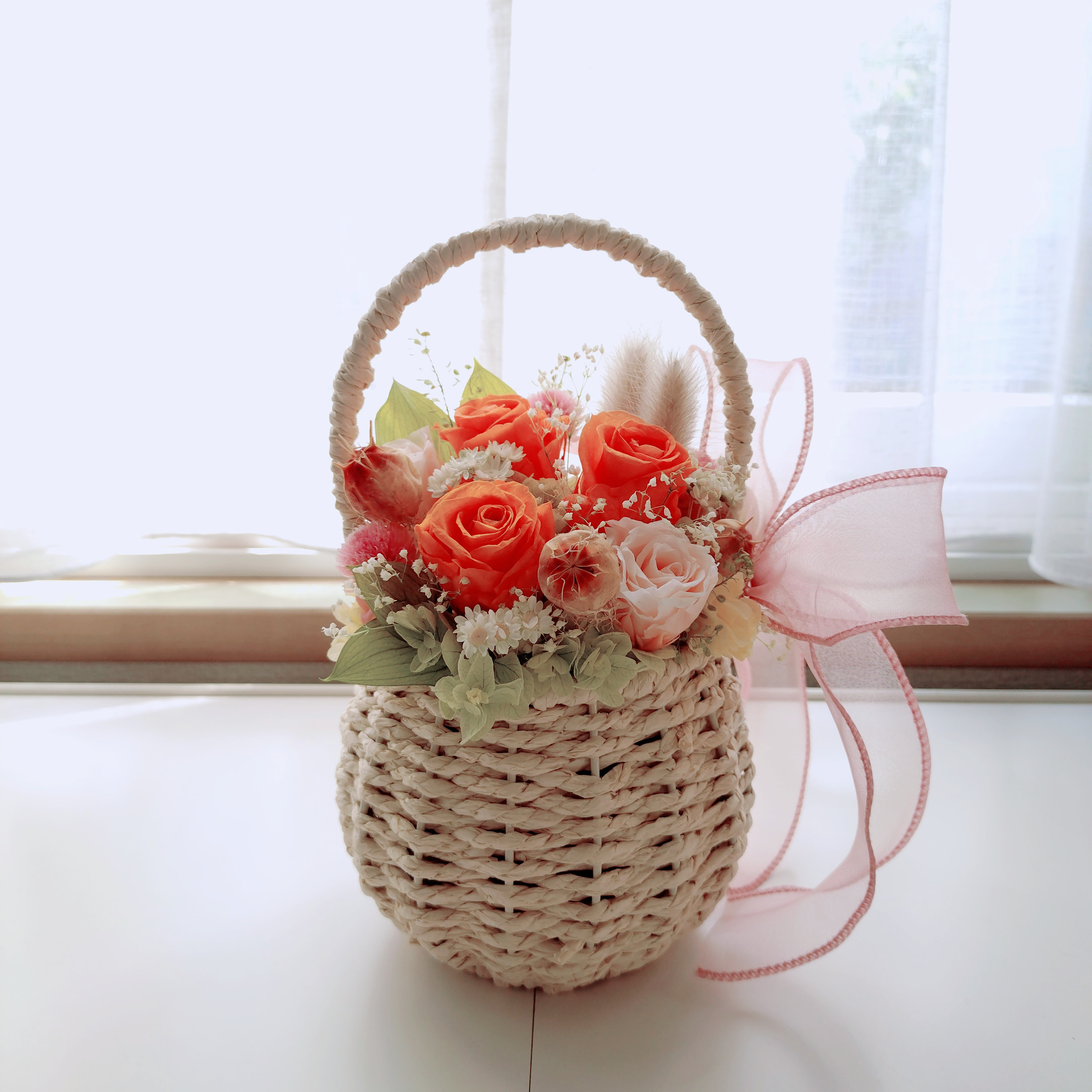 ペーパーバスケットアレンジメント（オレンジとシャンペーンカラー）