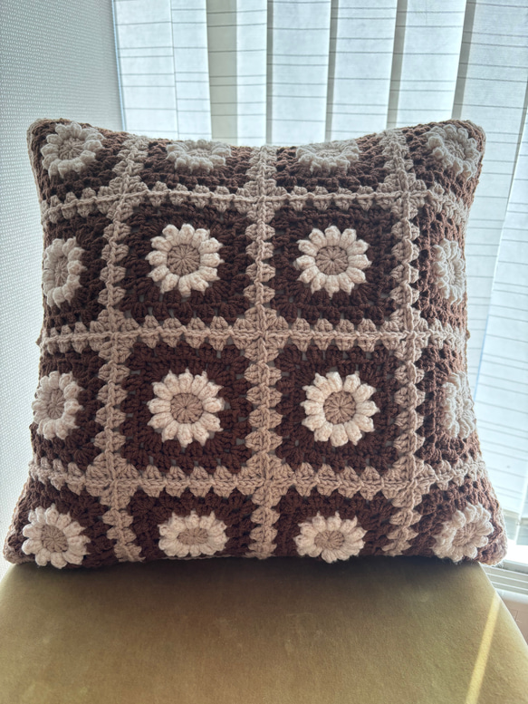 かぎ針編み/クッションカバー/花モチーフ/ブラウン クッション