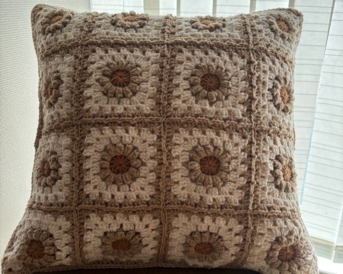 かぎ針編み/クッションカバー/花モチーフ/ベージュ クッション