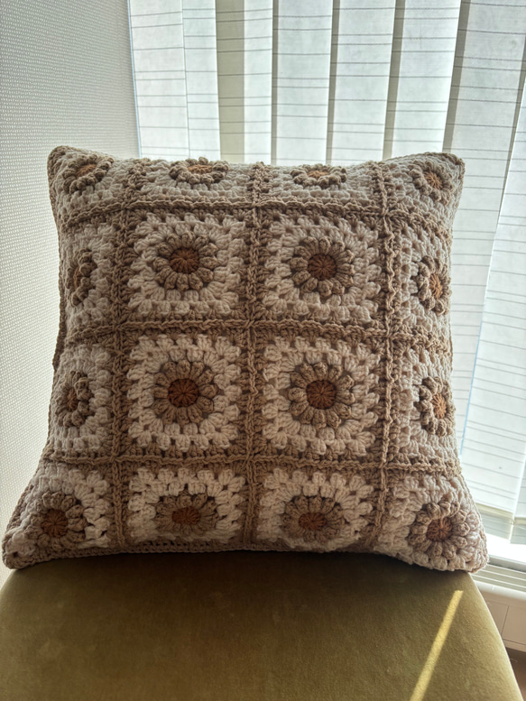 かぎ針編み/クッションカバー/花モチーフ/ベージュ クッション