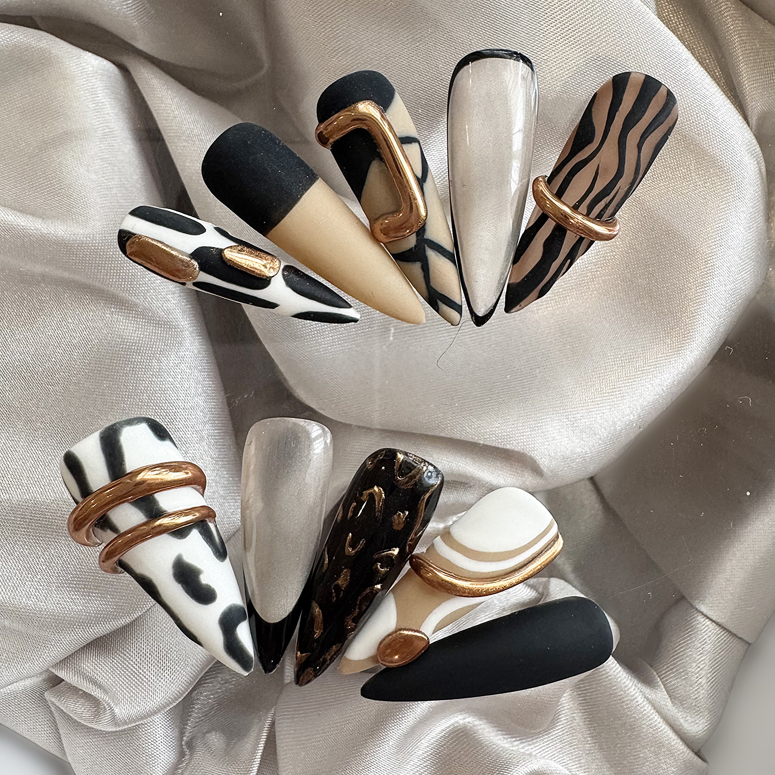 メタリック×アニマルモードネイル｜モノトーン × ゴールドのアートチップ 6,240円