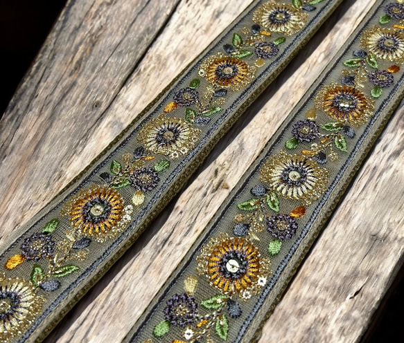 38mm幅・斜め掛け用ショルダーストラップ★アースブラウンベルト+薄ベージュのチュール風にくすみブルーやオレンジ花刺繍 3枚目の画像