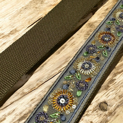 38mm幅・斜め掛け用ショルダーストラップ★アースブラウンベルト+薄ベージュのチュール風にくすみブルーやオレンジ花刺繍 4枚目の画像