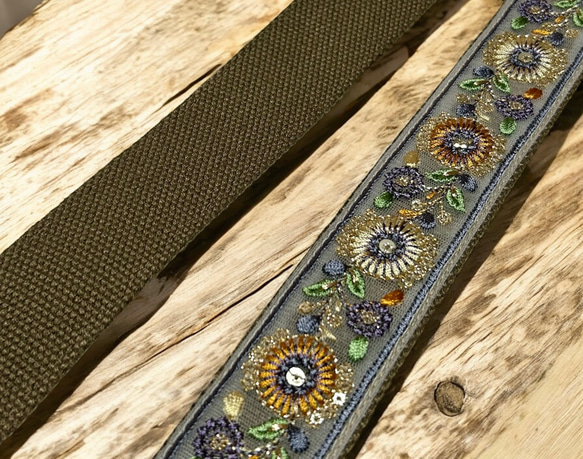 38mm幅・斜め掛け用ショルダーストラップ★アースブラウンベルト+薄ベージュのチュール風にくすみブルーやオレンジ花刺繍 4枚目の画像