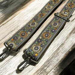 38mm幅・斜め掛け用ショルダーストラップ★アースブラウンベルト+薄ベージュのチュール風にくすみブルーやオレンジ花刺繍 2枚目の画像