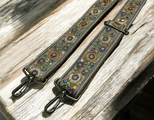 38mm幅・斜め掛け用ショルダーストラップ★アースブラウンベルト+薄ベージュのチュール風にくすみブルーやオレンジ花刺繍 2枚目の画像