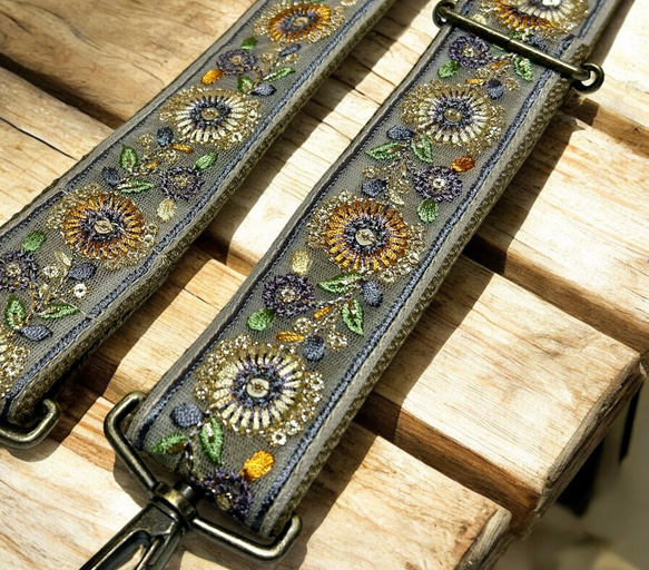 38mm幅・斜め掛け用ショルダーストラップ★アースブラウンベルト+薄ベージュのチュール風にくすみブルーやオレンジ花刺繍 1枚目の画像