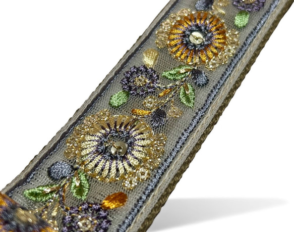 38mm幅・斜め掛け用ショルダーストラップ★アースブラウンベルト+薄ベージュのチュール風にくすみブルーやオレンジ花刺繍 5枚目の画像