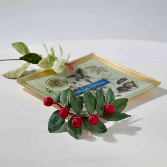 布花赤い実がキュートなヒペリカムのリングブローチ 1枚目の画像
