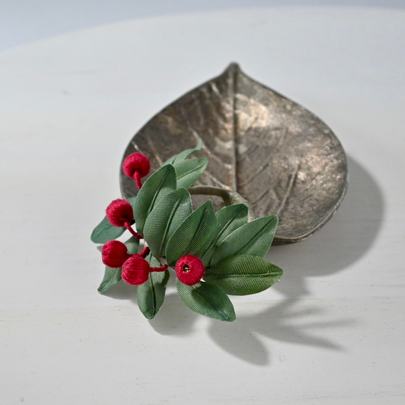 布花赤い実がキュートなヒペリカムのリングブローチ 5枚目の画像