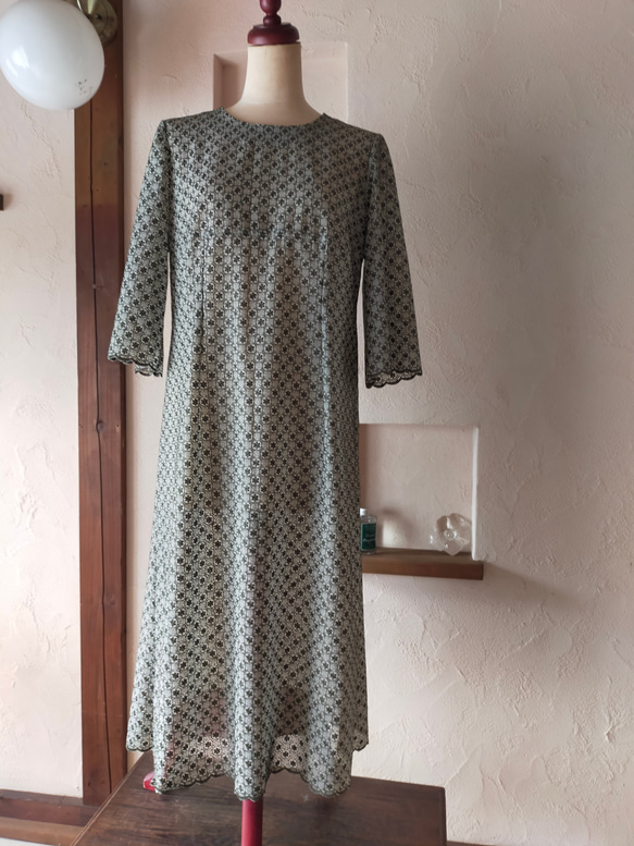 糸刺繍レースのワンピース 1枚目の画像