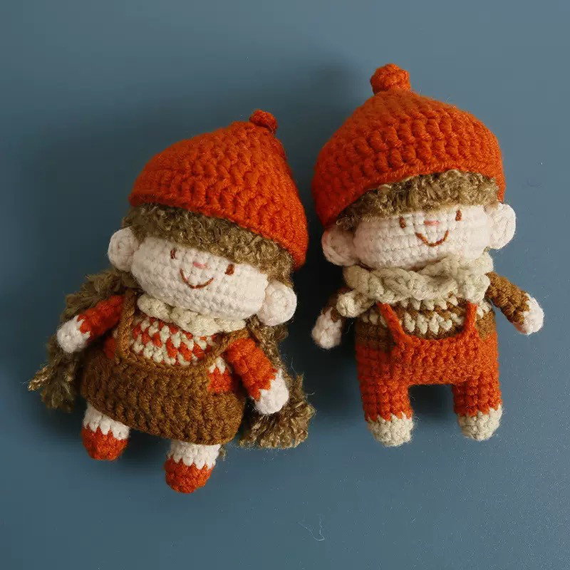 毛糸 手作り 編みぐるみ人形 キーホルダー バッグチャーム バレンタインの贈り物【仲良しカップル｜オレンジ色の帽子】2体