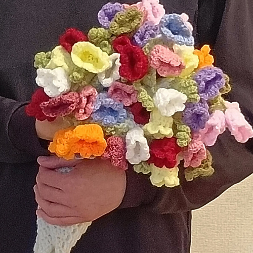 花束ブランケット ブーケブランケット　手編み ハンドメイド 79cm 編み物 ♢ ちょくちょく見かけてた この花束ブランケット、 編んでみたら達成