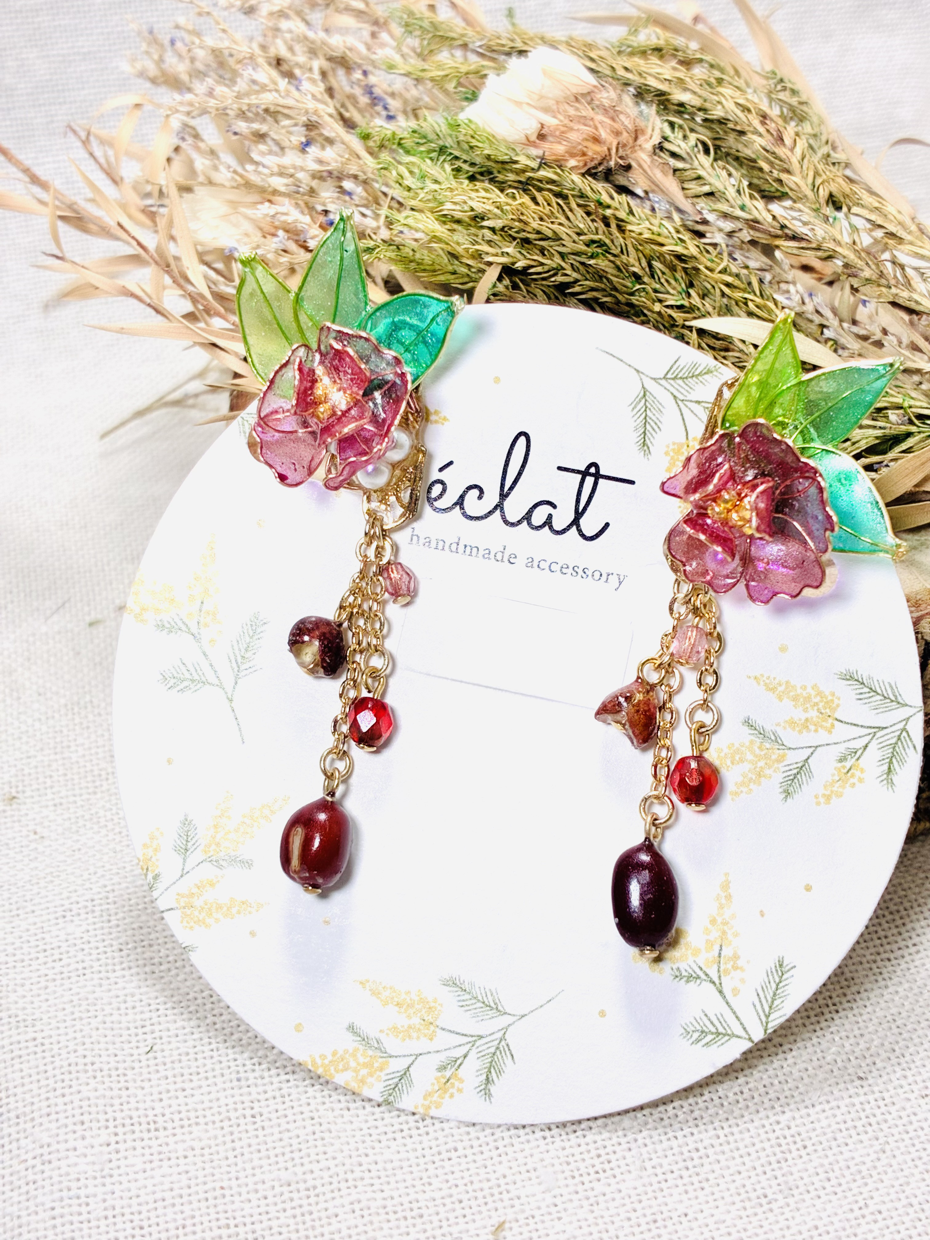 小豆、四川山椒とクリアレッドディップフラワーイヤリング