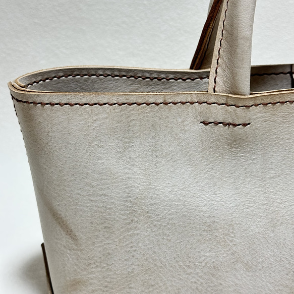 【在庫品】イタリア製牛革のしっかり横長トートバッグ（アイボリー・Sサイズ） 7枚目の画像