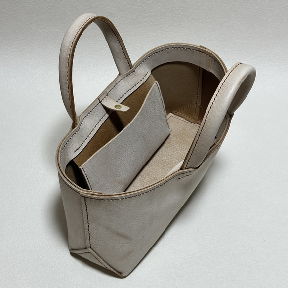 【在庫品】イタリア製牛革のしっかり横長トートバッグ（アイボリー・Sサイズ） 6枚目の画像