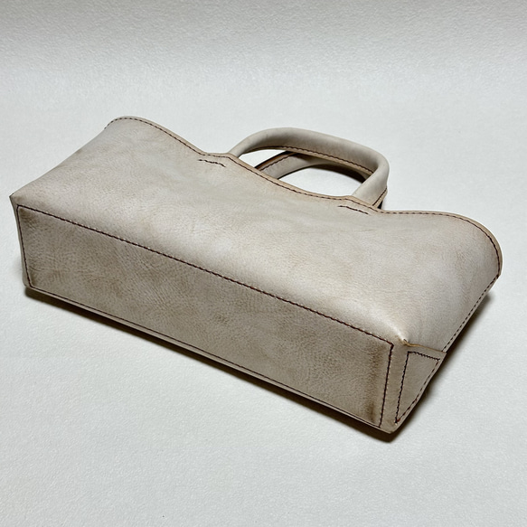 【在庫品】イタリア製牛革のしっかり横長トートバッグ（アイボリー・Sサイズ） 4枚目の画像