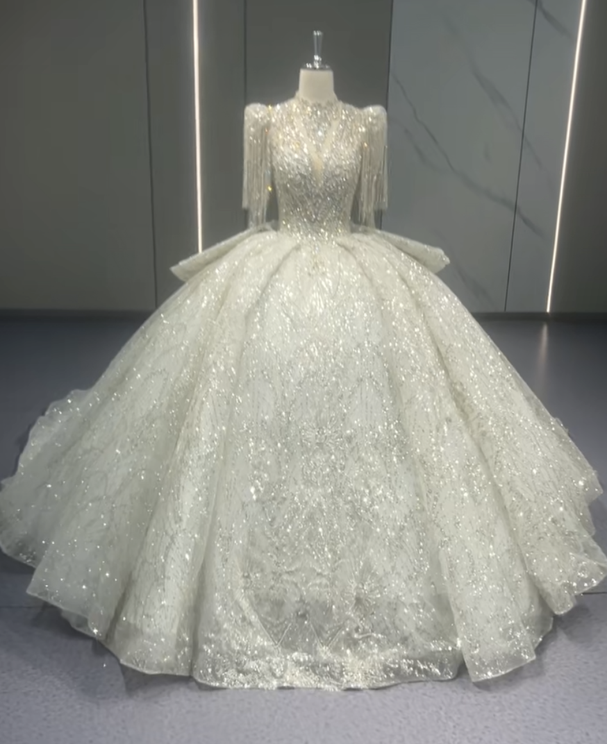 王道派　七分袖丈　vネック　取り外し可能ネックレス　ビジュー　クラシカルなウェディングドレス　ロングトレーン結婚式披露宴