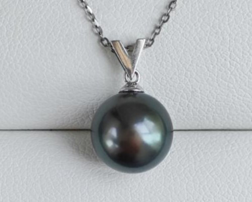 ルミナ10～11mm天然タヒチ黒蝶真珠ペンダント（18Kゴールドネックレス）。完璧な丸みと輝きを放つV字型のネックレスは、シンプ