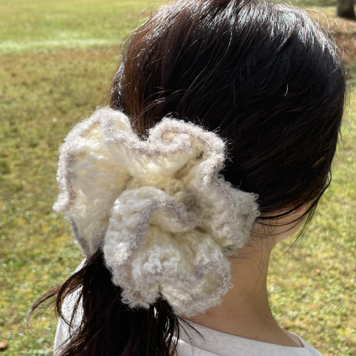 ほわもこビックシュシュ（ホワイト×グレージュ）ニットシュシュ/毛糸