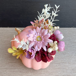 【レディハロウィン】コーラルパンプキンの大人アレンジメント　受注制作 4枚目の画像