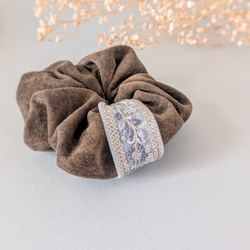 秋限定/本革♡スエード　ブラウン×水色　大人のためのシュシュ〜インド刺繍リボン〜　シュシュ大きめインド刺繍リボンシュシュ 2枚目の画像