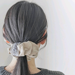 秋限定/本革♡スエード　ブラウン×水色　大人のためのシュシュ〜インド刺繍リボン〜　シュシュ大きめインド刺繍リボンシュシュ 5枚目の画像