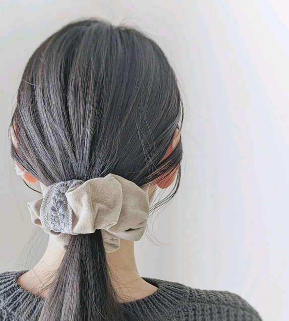 秋限定/本革♡スエード　ブラウン×水色　大人のためのシュシュ〜インド刺繍リボン〜　シュシュ大きめインド刺繍リボンシュシュ 5枚目の画像