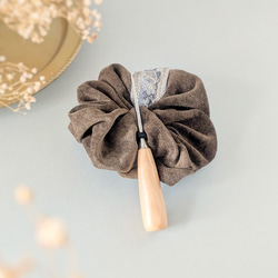 秋限定/本革♡スエード　ブラウン×水色　大人のためのシュシュ〜インド刺繍リボン〜　シュシュ大きめインド刺繍リボンシュシュ 7枚目の画像