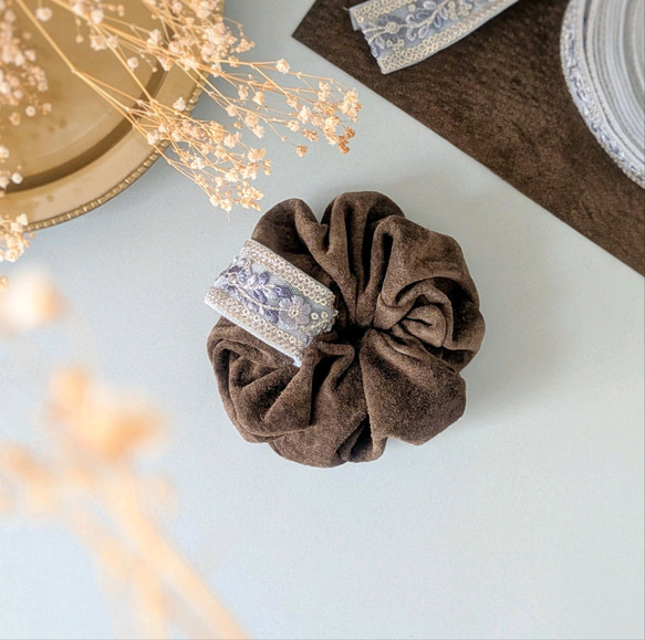 秋限定/本革♡スエード　ブラウン×水色　大人のためのシュシュ〜インド刺繍リボン〜　シュシュ大きめインド刺繍リボンシュシュ 6枚目の画像