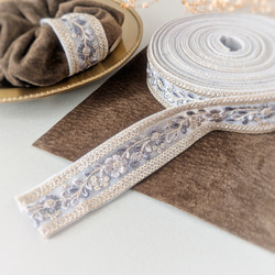 秋限定/本革♡スエード　ブラウン×水色　大人のためのシュシュ〜インド刺繍リボン〜　シュシュ大きめインド刺繍リボンシュシュ 3枚目の画像