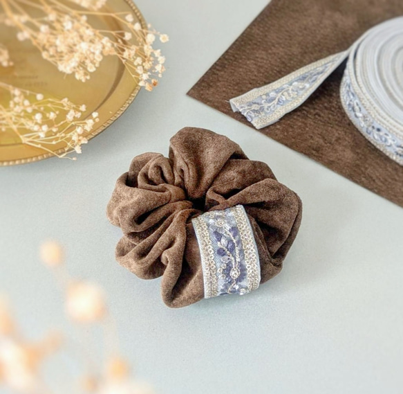 秋限定/本革♡スエード　ブラウン×水色　大人のためのシュシュ〜インド刺繍リボン〜　シュシュ大きめインド刺繍リボンシュシュ 1枚目の画像