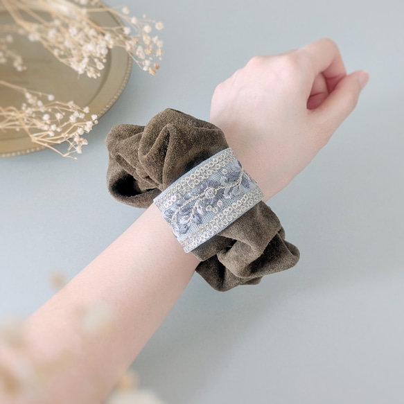 秋限定/本革♡スエード　ブラウン×水色　大人のためのシュシュ〜インド刺繍リボン〜　シュシュ大きめインド刺繍リボンシュシュ 4枚目の画像