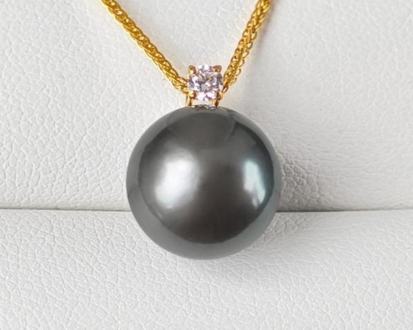 ルミナ11～12mm天然タヒチ黒蝶真珠ペンダント（18Kゴールドネックレス）。エレガントで洗練されたこの贅沢でスタイリッシュなジ