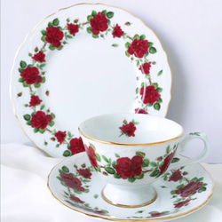 【受注制作】赤い薔薇のリース ティーセット(カップ＆ソーサー1点、19.4cmプレート1点)　ローズリース　レッド　 2枚目の画像