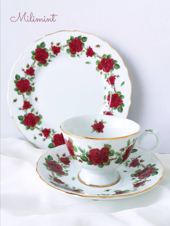 【受注制作】赤い薔薇のリース ティーセット(カップ＆ソーサー1点、19.4cmプレート1点)　ローズリース　レッド　 2枚目の画像