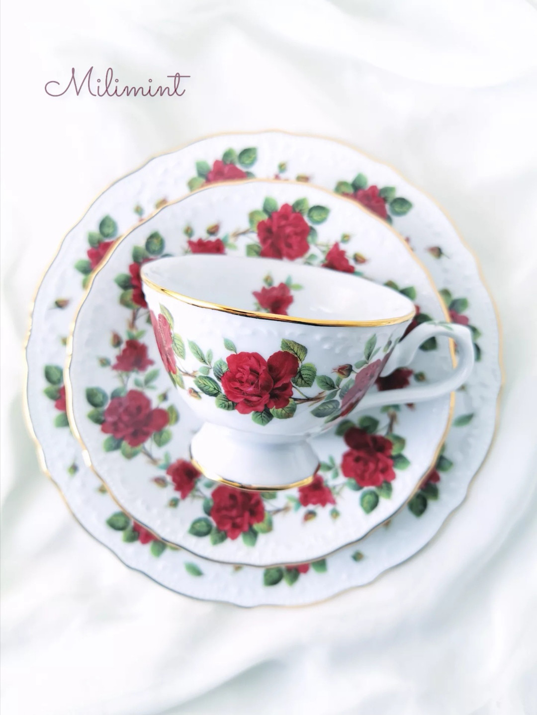 【受注制作】赤い薔薇のリース ティーセット(カップ＆ソーサー1点、19.4cmプレート1点)　ローズリース　珈琲　紅茶