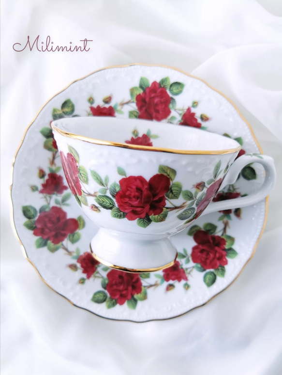 【受注制作】赤い薔薇のリース ティーセット(カップ＆ソーサー1点、19.4cmプレート1点)　ローズリース　レッド　 3枚目の画像