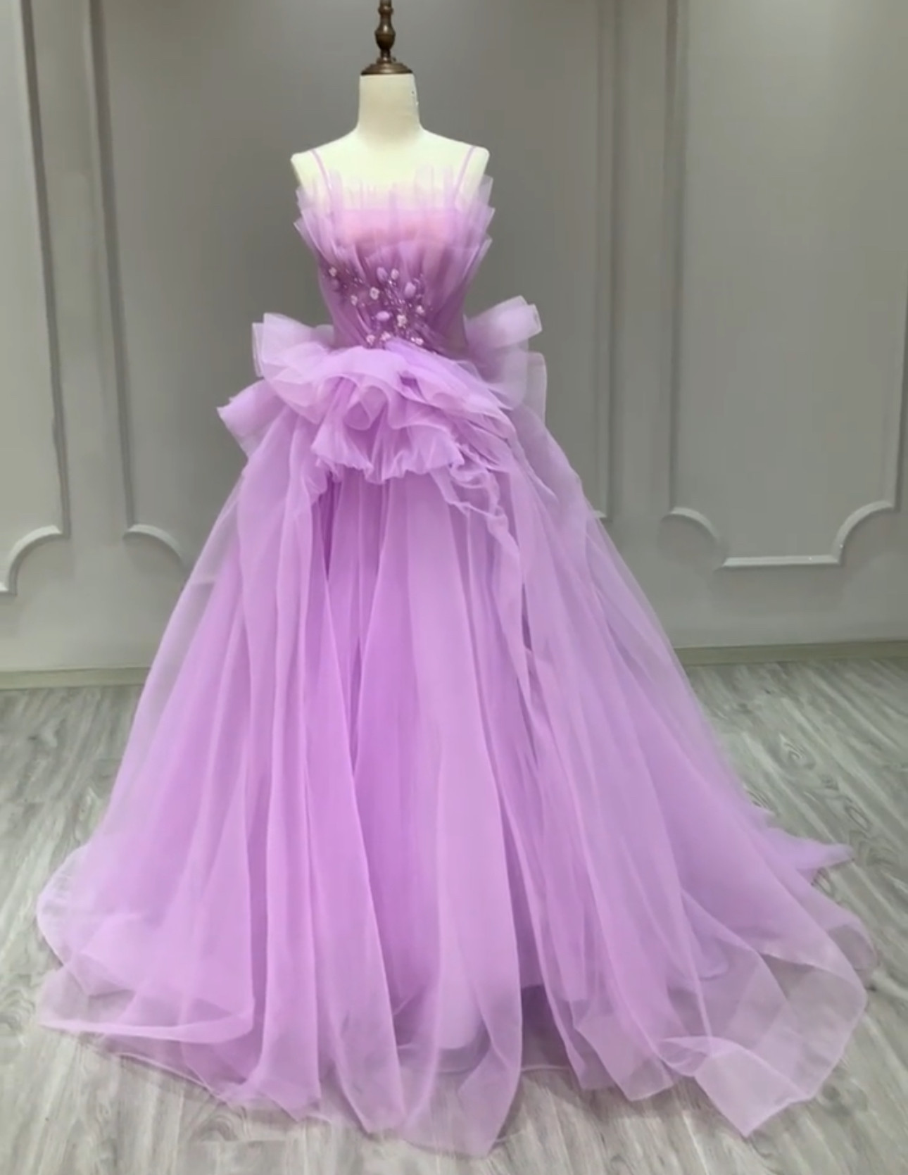 胸フリル　チューブトップ　ラベンダー色　紫パープル　袖無し　ふんわりチュール　上品カラードレスパーティー卒業式コンテスト