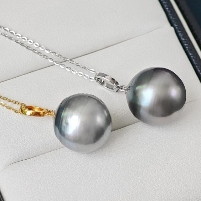 ルミナ15～16mm天然タヒチ黒蝶真珠ペンダント、18金ゴールドネックレス。ねじ込み式ユニバーサルバックルデザイン。個性的で、普
