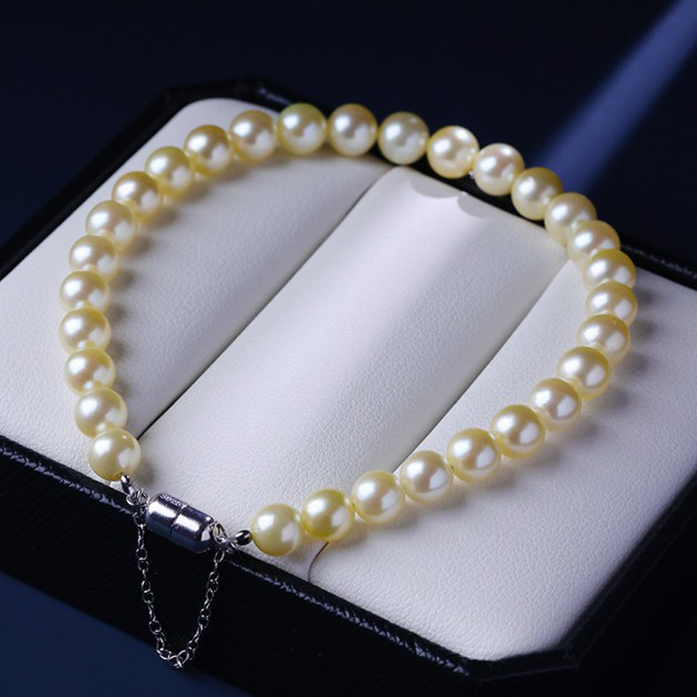 ルミナ5～6mmの日本製天然アコヤ真珠を使用したゴールドカラー海水真珠ブレスレット。925シルバー製。爽やかで繊細、エレガントで