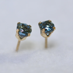 （１点もの）ロンドンブルートパーズ・ラウンドファセットの14kgfピアス（4mm） 2枚目の画像