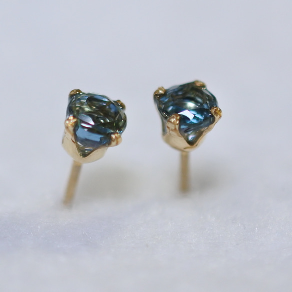 （１点もの）ロンドンブルートパーズ・ラウンドファセットの14kgfピアス（4mm） 2枚目の画像