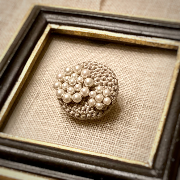 perle ancienne  シルキーパールとクロッシェのブローチ  powder brown 2枚目の画像
