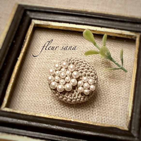 perle ancienne  シルキーパールとクロッシェのブローチ  powder brown 1枚目の画像