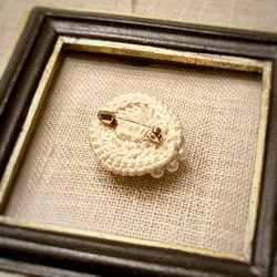 perle ancienne  シルキーパールとクロッシェのブローチ  powder brown 4枚目の画像