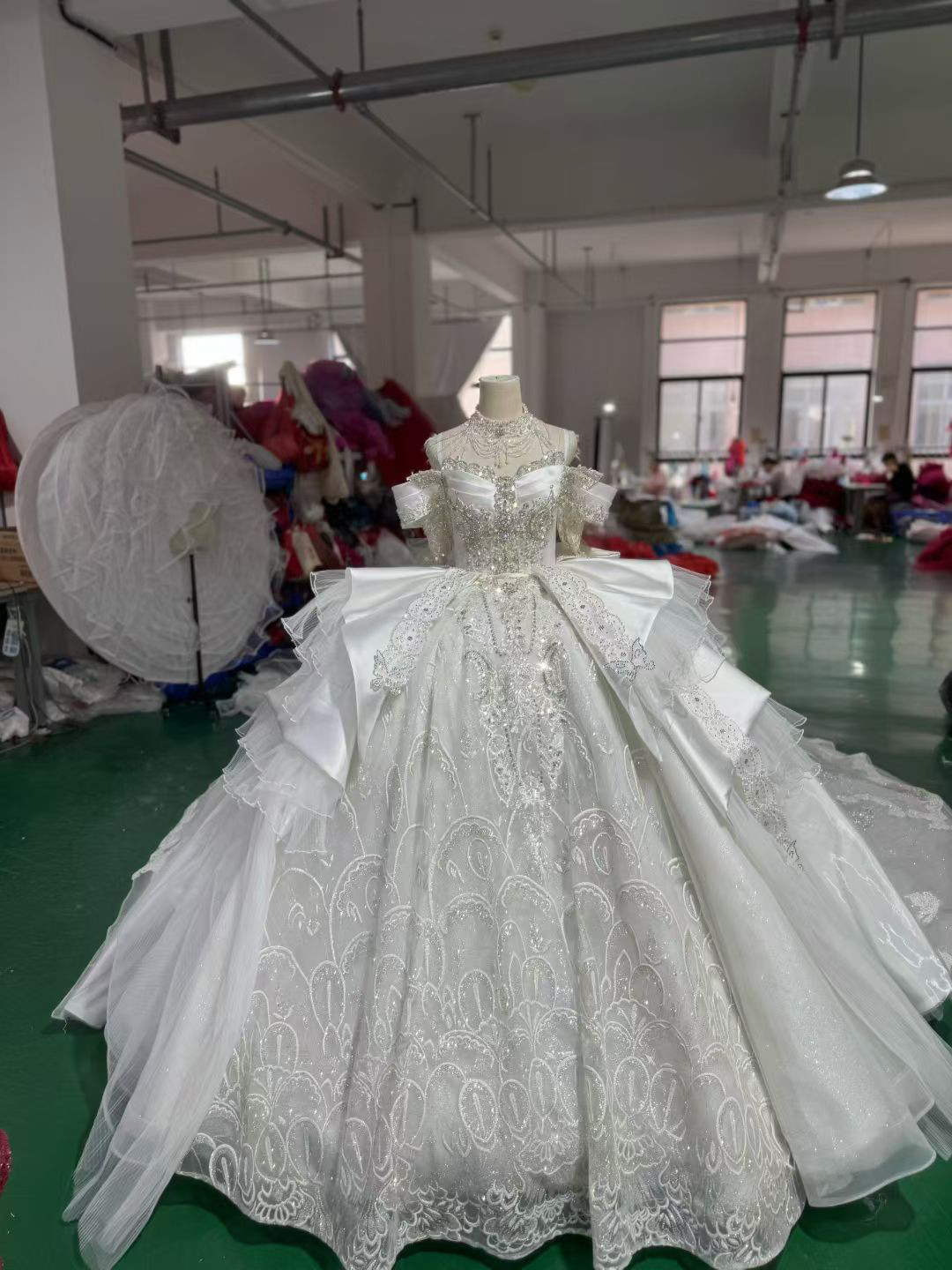 大人気ウェディングドレス　オフショルダー　デコルテ　二の腕を隠せる　上品　ロングトレーン　バックリボン　裾引きにレース