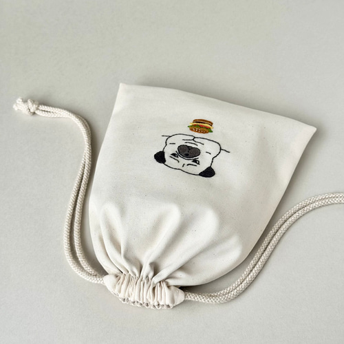 新作】＊手刺繍＊巾着ポーチ（パグとハンバーガー） 巾着袋 ココカカオ