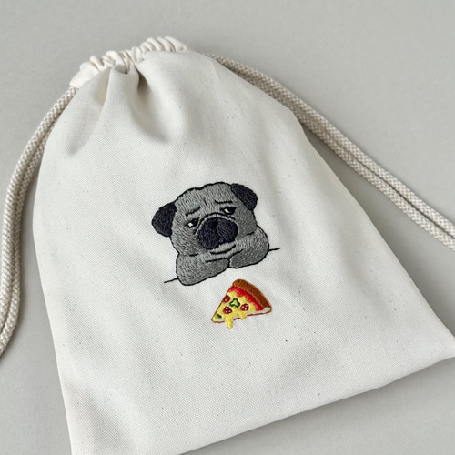 シー様オーダー　刺繍　ハンドメイド　巾着　パグ　犬　手刺繍　キナリ　巾着ポーチ 新作】＊手刺繍＊巾着ポーチ（黒パグとピザ） 巾着袋 ココカカオ 通販